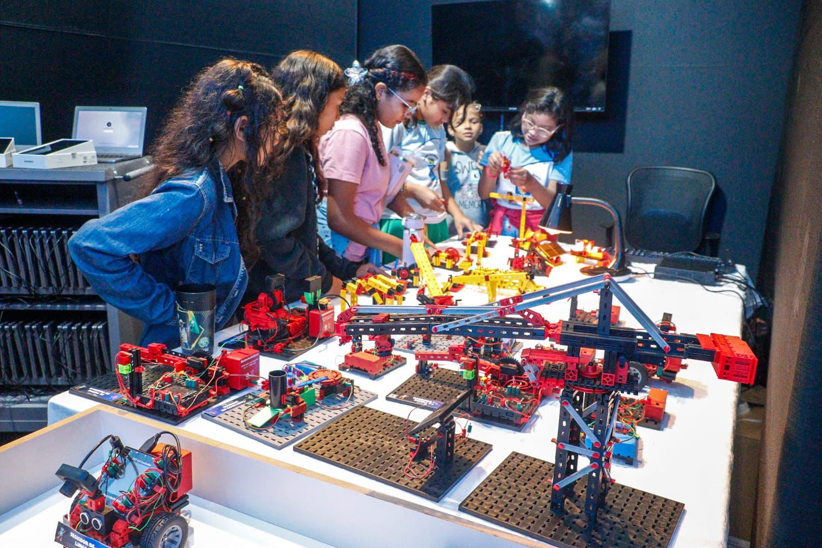 Foto de alunos em exposição de robótica