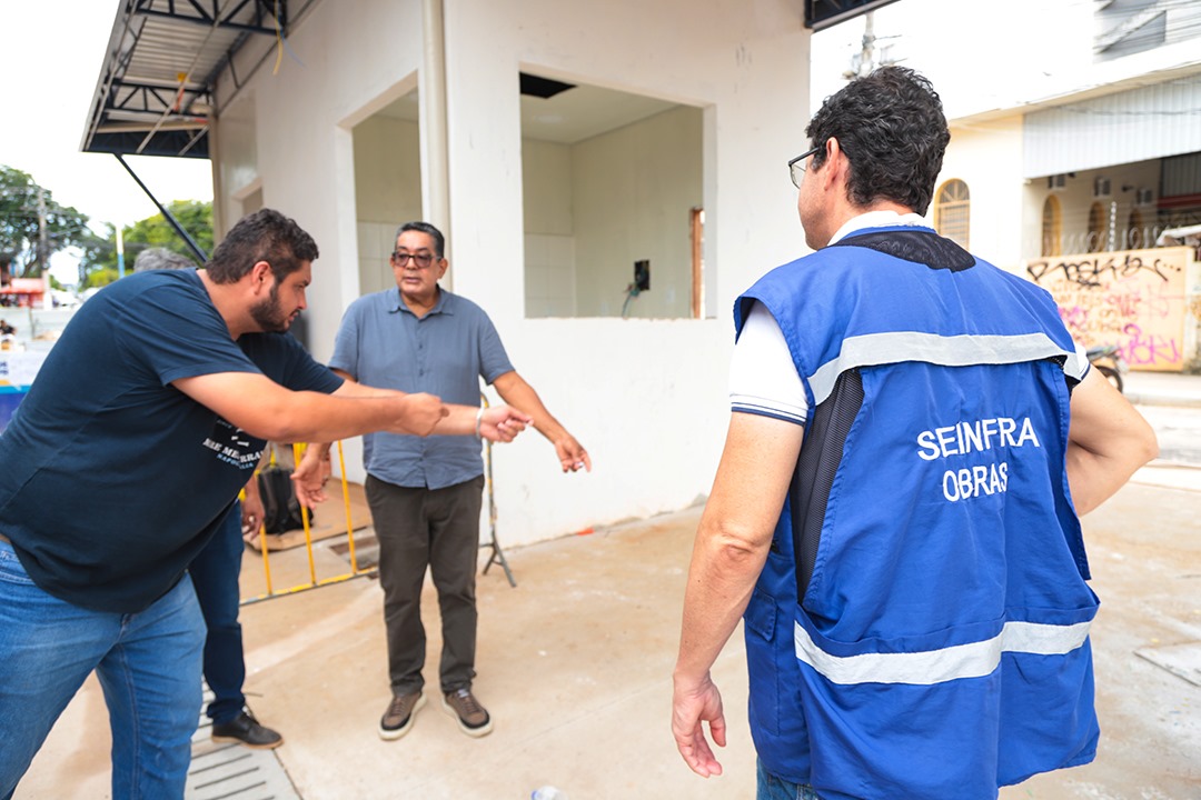 Foto do secretário Cid Ferreira e outros servidores