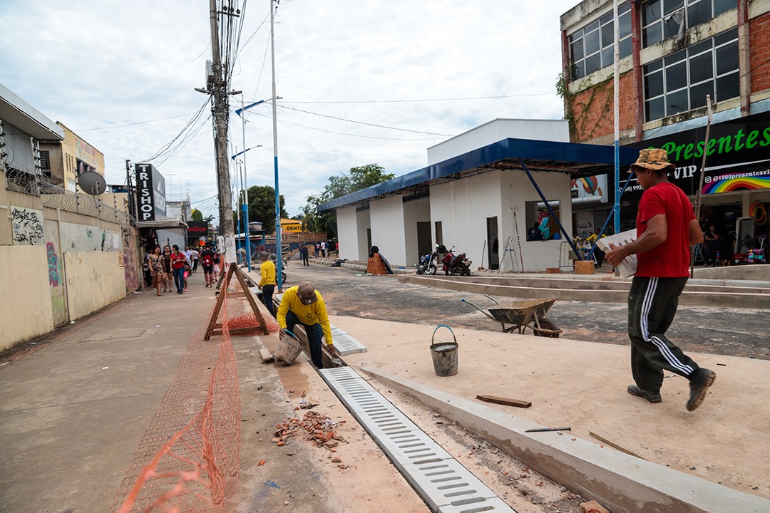 Foto do Calçadão Benjamin Constant com operários