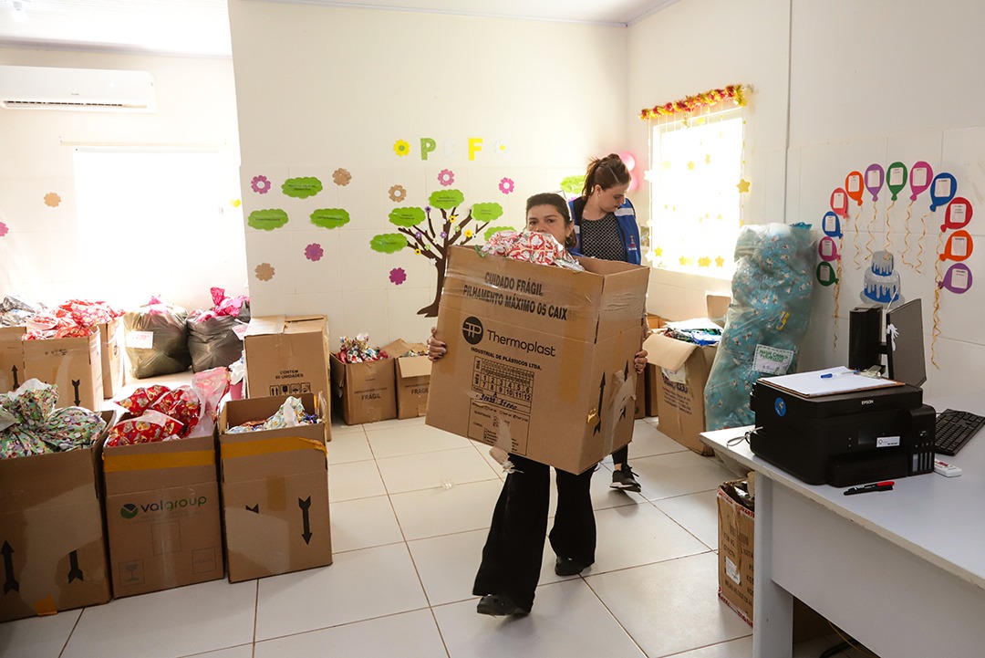 Foto da distribuição de presentes