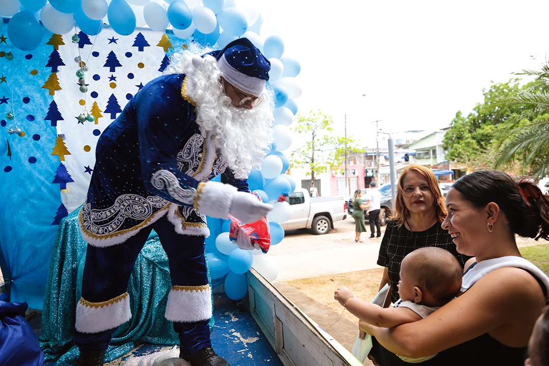 Foto de Papai Noel entregando presente