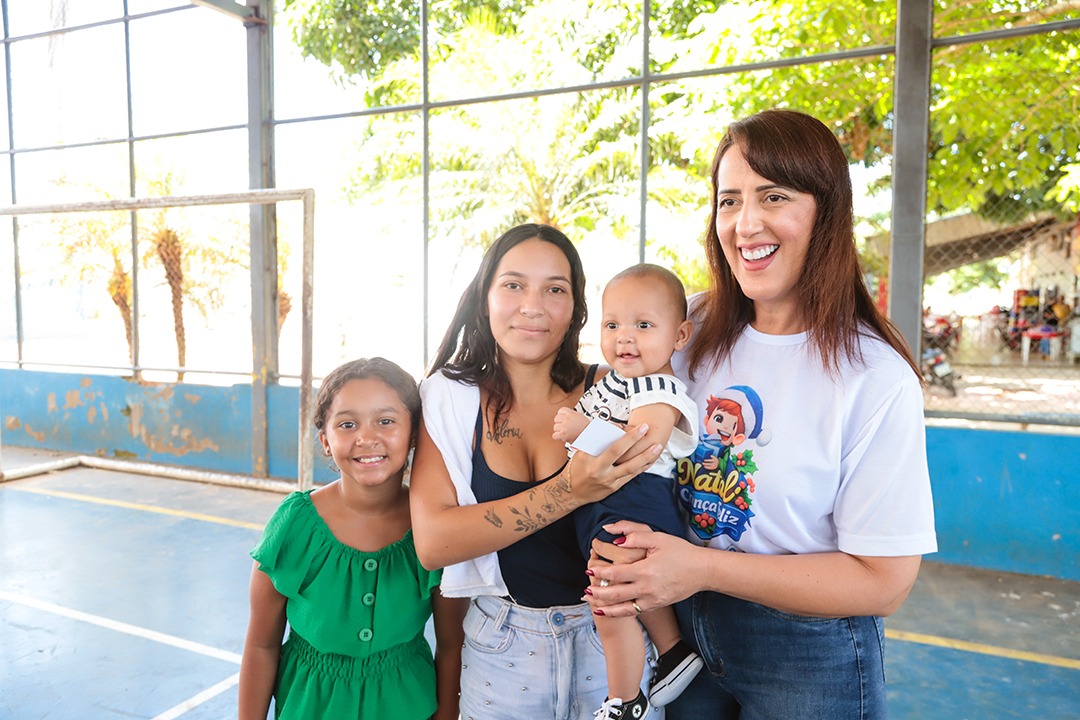 Foto da primeira-dama Kelen Bocalom com a comunidade