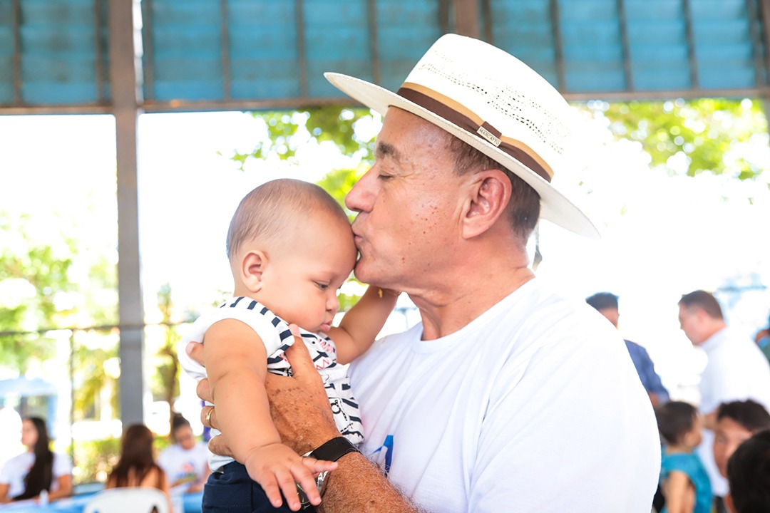 Foto do prefeito de Rio Branco com uma criança