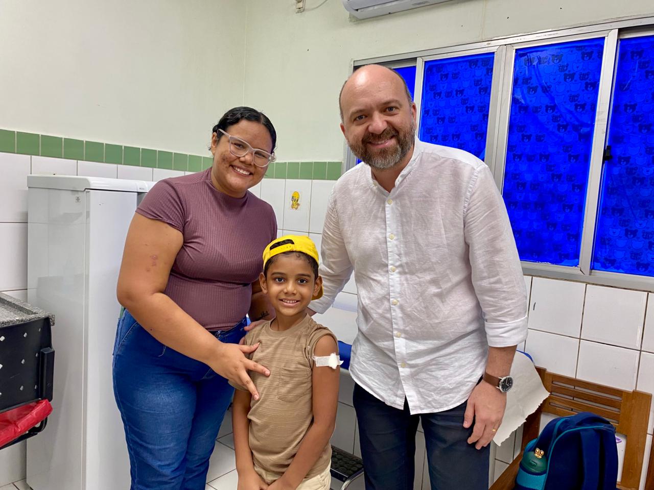 Foto do secretário Rennan Biths e família se vacinando