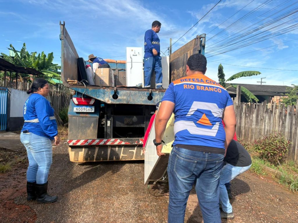 Retirada de família na Rua Campo Novo, no bairro Ayrton Senna. (Foto: Secom)
