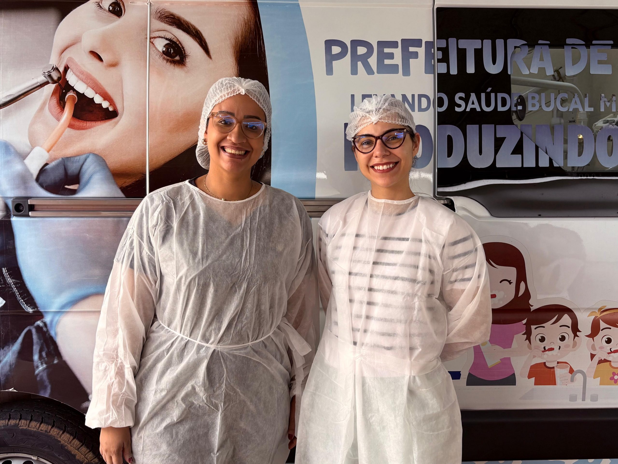 Foto da dentista Ana Damasceno e sua assistente