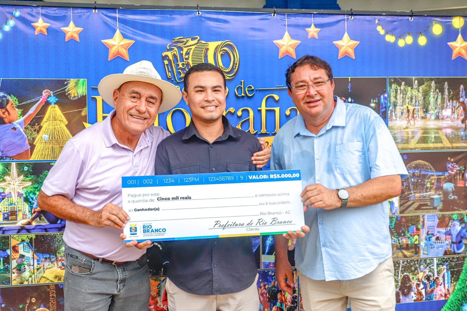 Foto do fotográfo Samuel recebendo seu prêmio das mãos do prefeito de Rio Branco e do secretário de Comunicação Ailton Oliveira