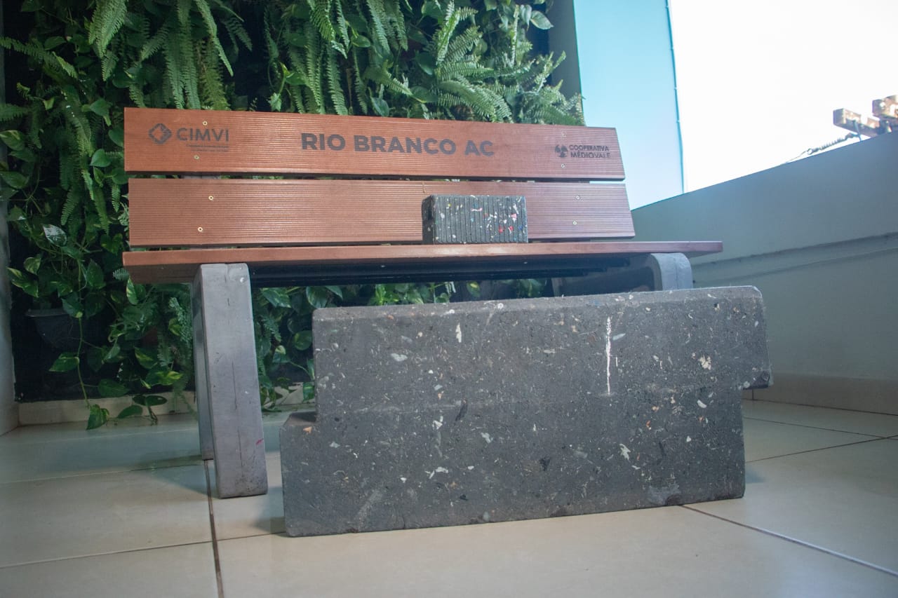 4 milhões serão investidos na aquisição de uma indústria de reciclagem, que será responsável pela transformação de resíduos recicláveis em materiais termoplásticos, utilizados na produção de tábuas, meios-fios, tijolos e outros insumos para a construção civil. (Foto: Marcos Araújo/Secom)