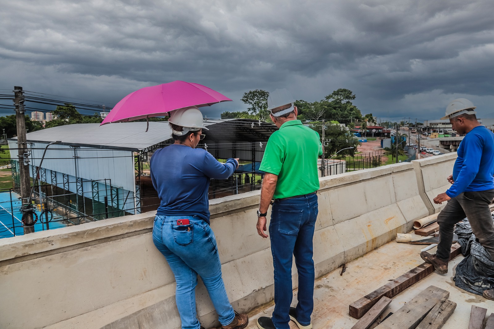 Foto do prefeito Tião Bocalom e servidores na Obra