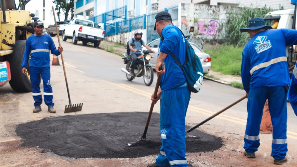 Prefeitura de Rio Branco realiza manutenção pontual na malha viária da região central 3 Manutencao pontual central 11 e1769108669165