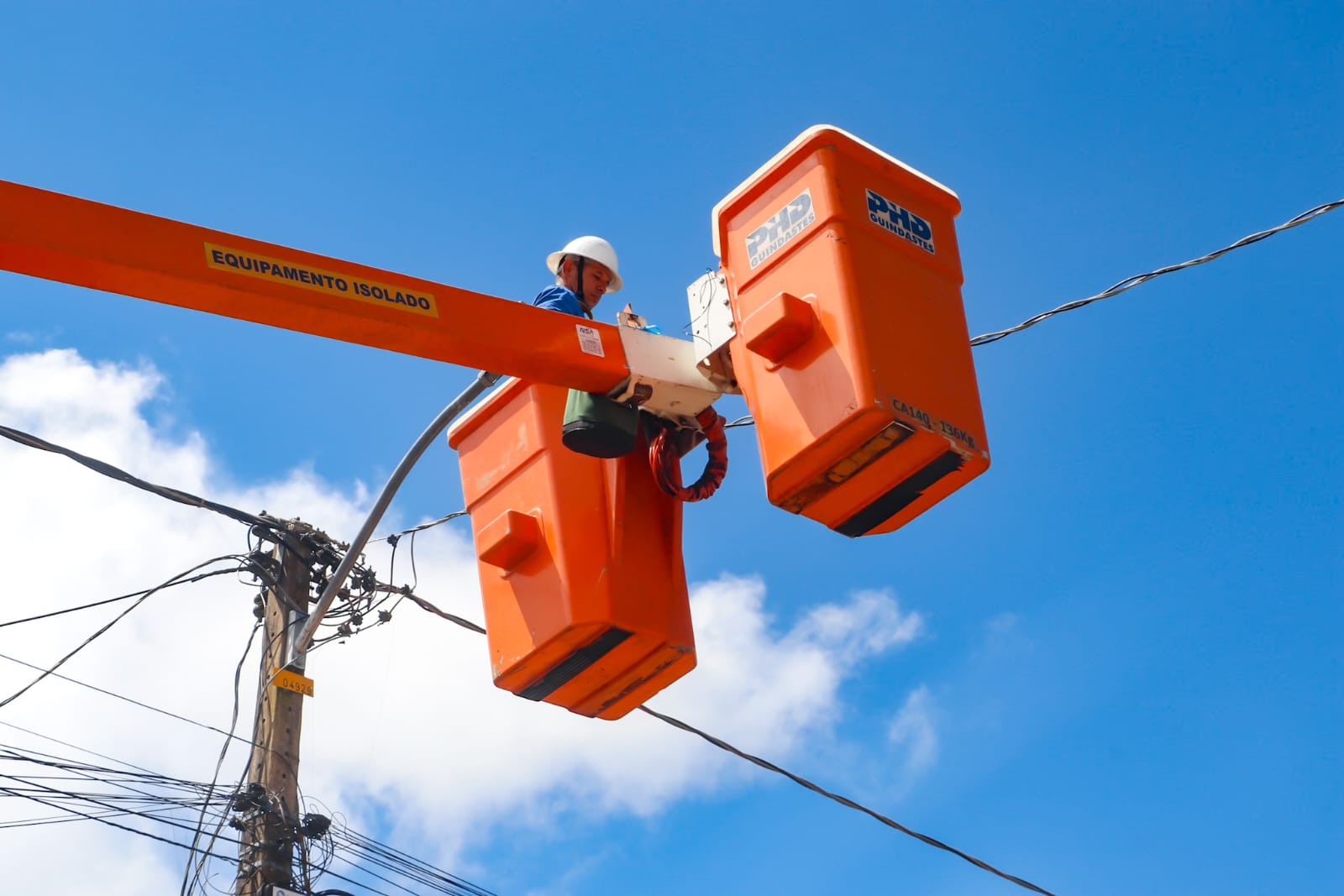 Além de mutirão de limpeza, a prefeitura também está realizando serviços de manutenção preventiva, reparos e melhorias na iluminação do bairro. (Foto: Marcos Araújo/Secom)