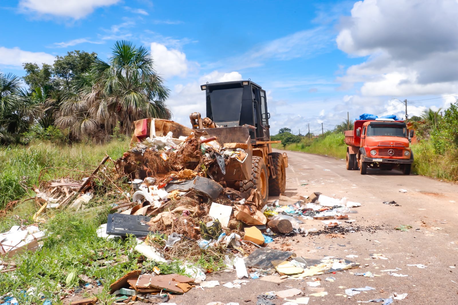 Ações integradas de limpeza urbana e melhoria da iluminação pública reforçam o compromisso da Prefeitura de Rio Branco em promover mais segurança, bem-estar e qualidade de vida para os moradores da Cidade do Povo, contribuindo para uma cidade mais limpa, organizada e acolhedora. (Foto: Marcos Araújo/Secom)