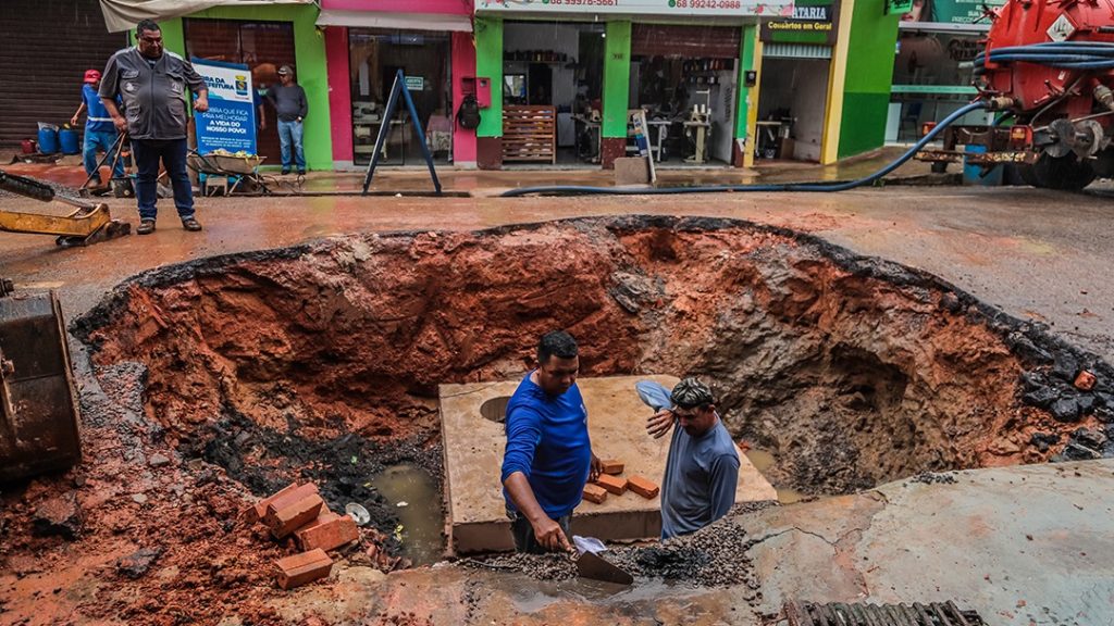 Obra de esgosto na Rua Coronel Alexandrino 14 e1768583684720