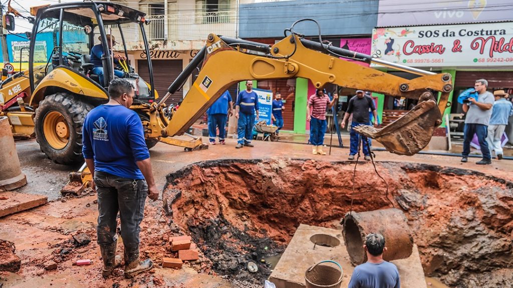Obra de esgosto na Rua Coronel Alexandrino 4 e1768578408242