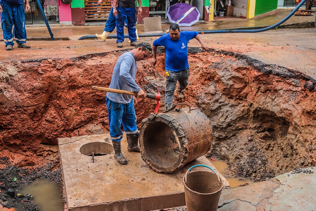 Obra de esgosto na Rua Coronel Alexandrino 7