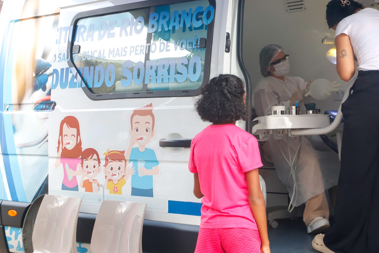 Foto de atendimento em Vans Odontológicas no Educandário Santa Margarida
