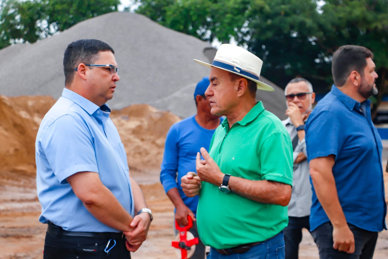 Foto de autoridades vendo o local onde será implantado a Usina de Termoplásticos