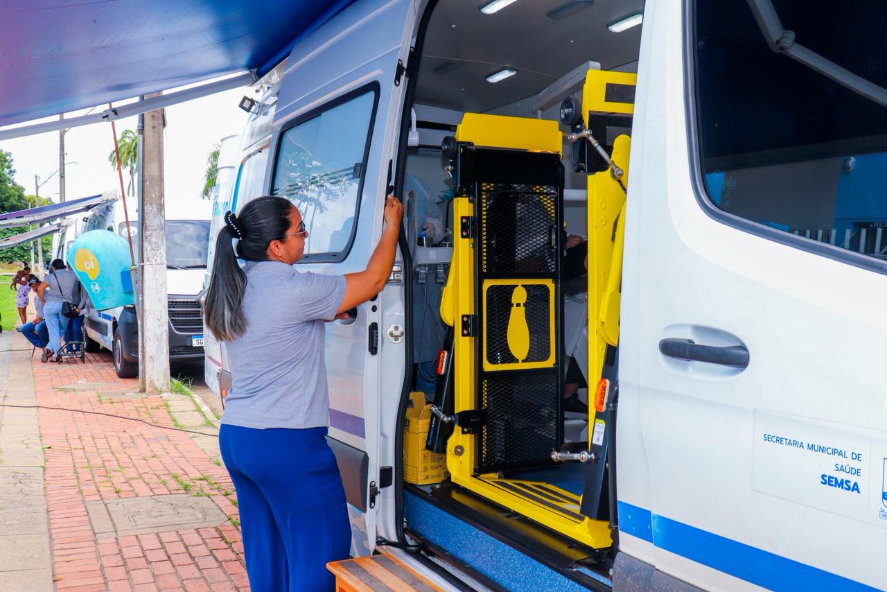 Van adaptada para pessoas com deficiência. (Foto: Vitória Souza/Secom)