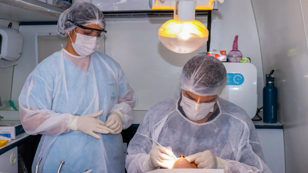 Saúde bucal sobre rodas: Programa Produzindo Sorrisos retoma atendimentos nos bairros de Rio Branco 7 Vans Odontologicas Fotos Vitoria Souza 13 e1767907674922