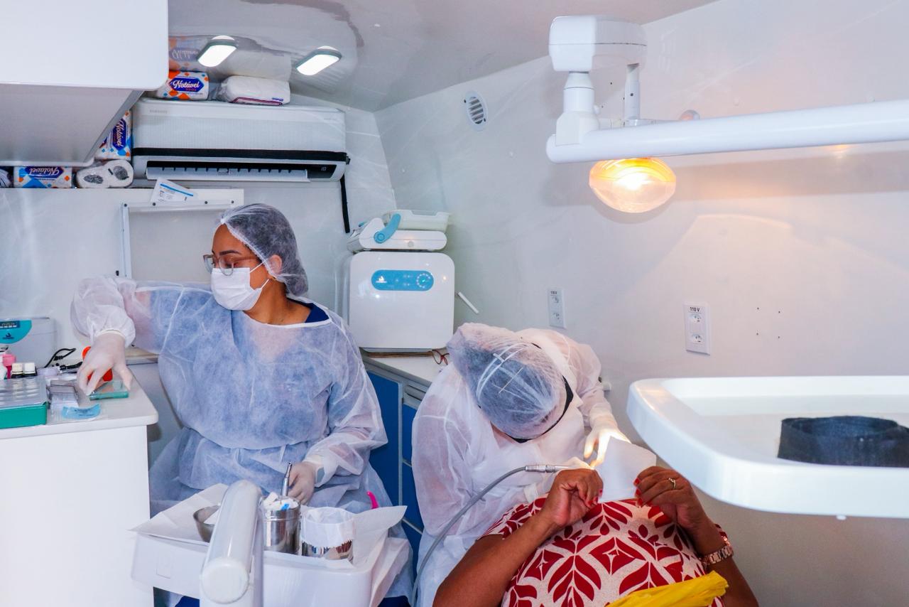 As vans odontológicas do Programa Produzindo Sorrisos já estão novamente nas ruas de Rio Branco, levando atendimento gratuito em saúde bucal diretamente às comunidades. (Foto: Vitória Souza/Secom)