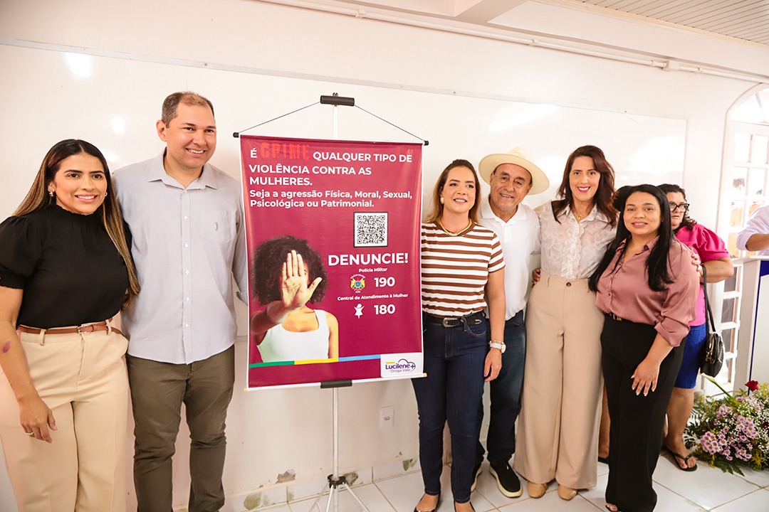 Foto de autoridades e o Banner