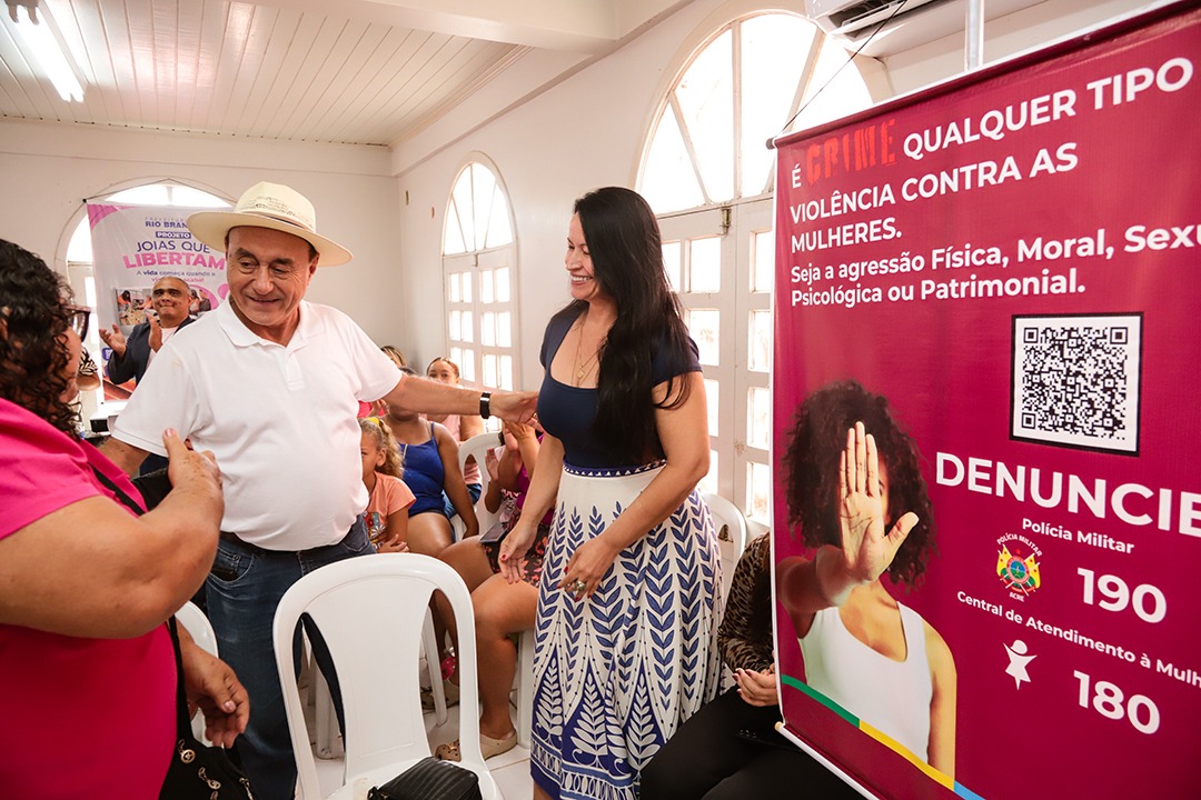 Foto do Banner do enfretamento a violência de gênero e o prefeito de Rio Branco