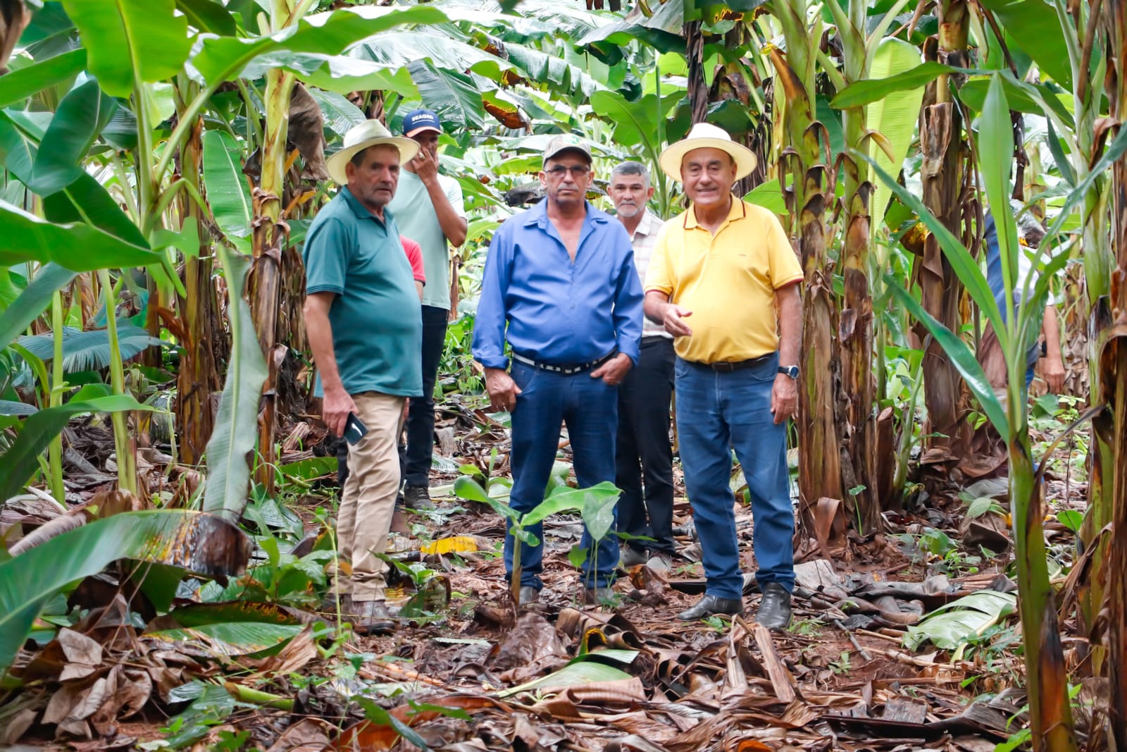 Foto do prefeito de Rio Branco, secretário de agropecuária Eracids Caetano e produtores rurais da Biaxa Verde