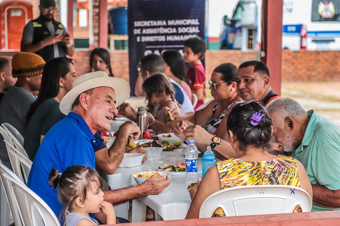 Foto do prefeito de Rio Branco almoçando com as famílias abrigadas no parque de exposições Wildy Viana