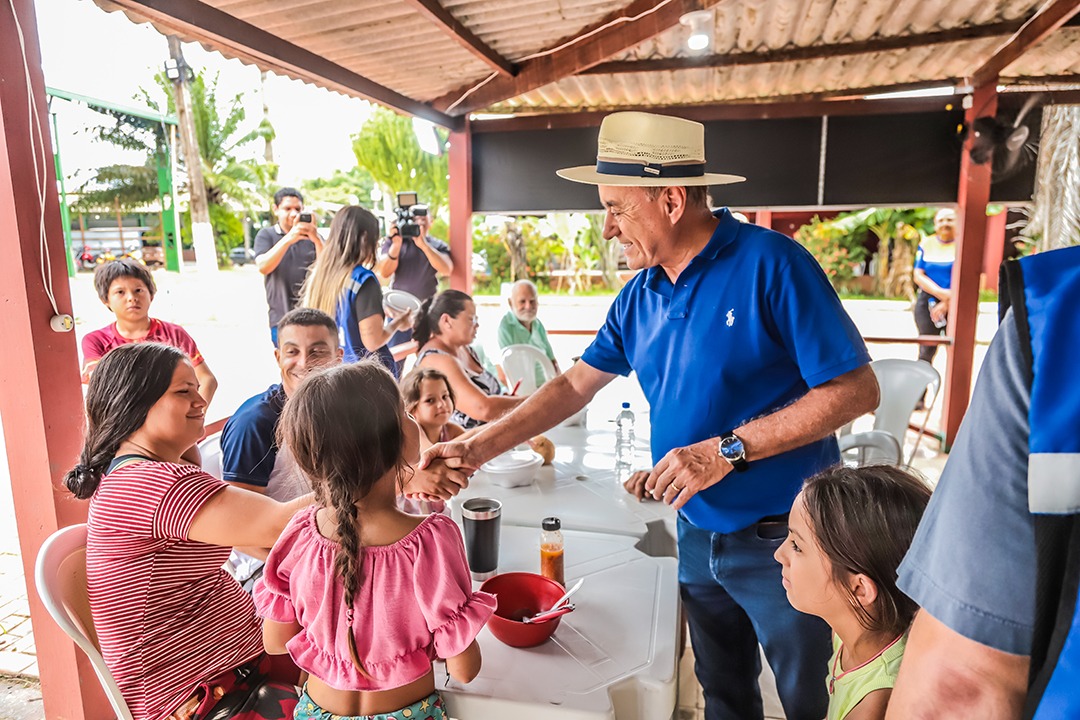 Foto do Prefeito Tião Bocalom visitando as famílias acolhidas no Parque de Exposições