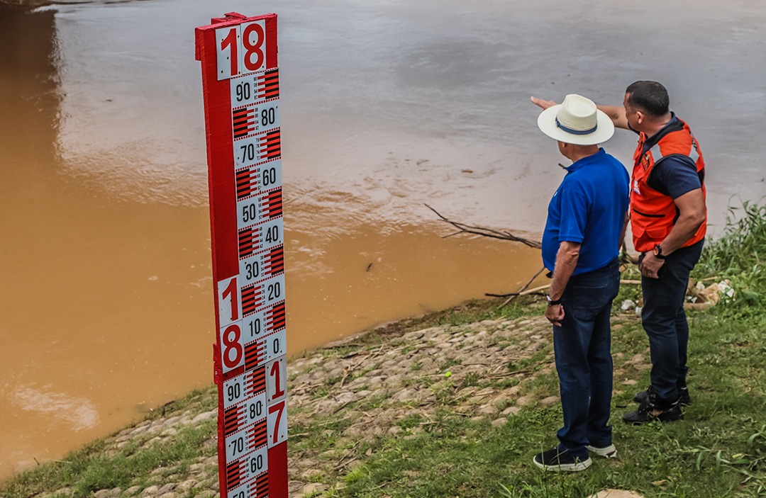 Foto do Prefeito de Rio Branco acompanhando o nível das águas