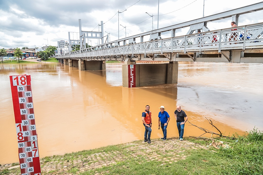 Foto do monitoramento no Rio Acre sendo realizado pelas autoridades da Prefeitura de Rio Branco
