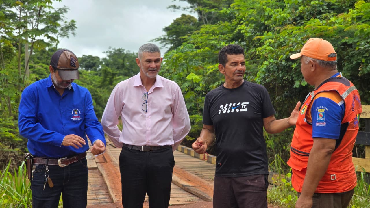Foto de autoridades realziando a vistoria técnica