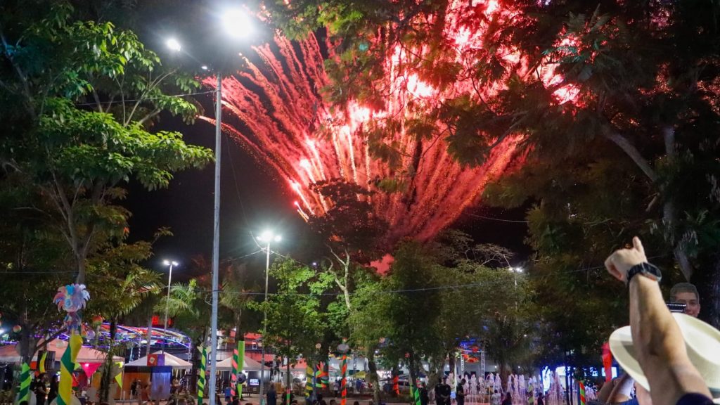Com show pirotécnico, samba no pé e muita alegria Carnaval de Rio Branco é aberto oficialmente 1 1a NOITE DE CARNAVAL 13.02.26 M.A 7 e1771169970453