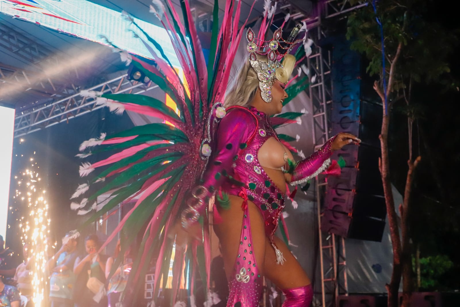 Rainha Trans e Rainha Gay são eleitas no segundo dia de folia na Praça da Revolução 13 2a NOITE CARNAVAL 2026 MA 14.02 16