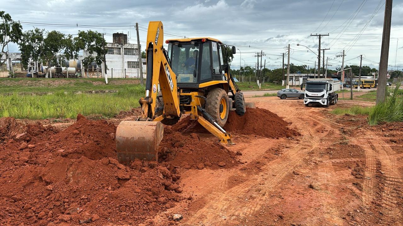 Prefeitura de Rio Branco intensifica obras de acesso ao galpão de beneficiamento de cereais