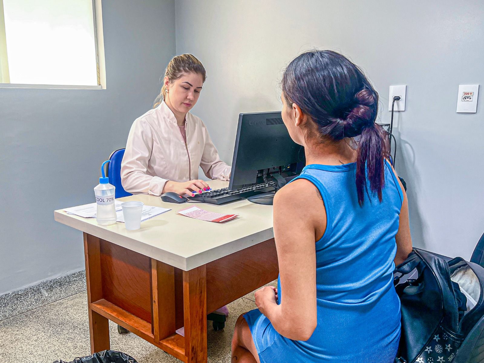 Foto da Obtetra Kassia do Vale em atendimento com uma gestatnte