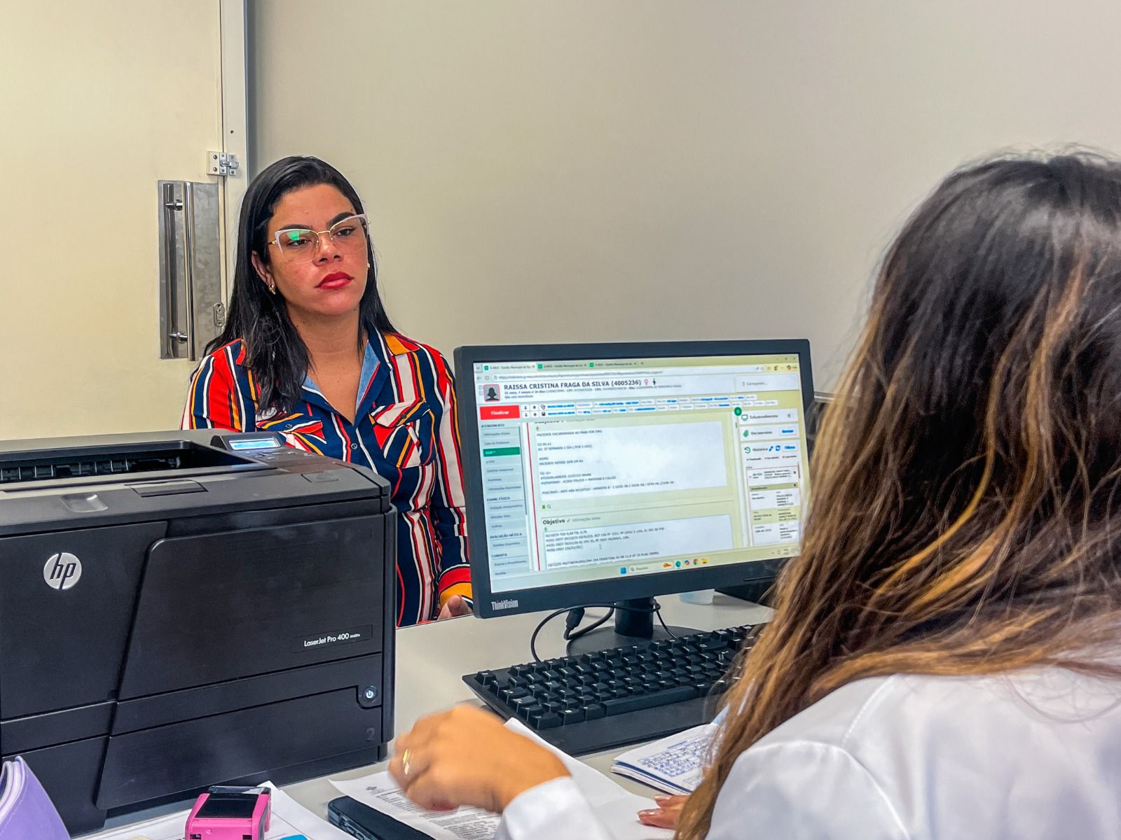 Foto de Raíssa recebendo atendimento especializado