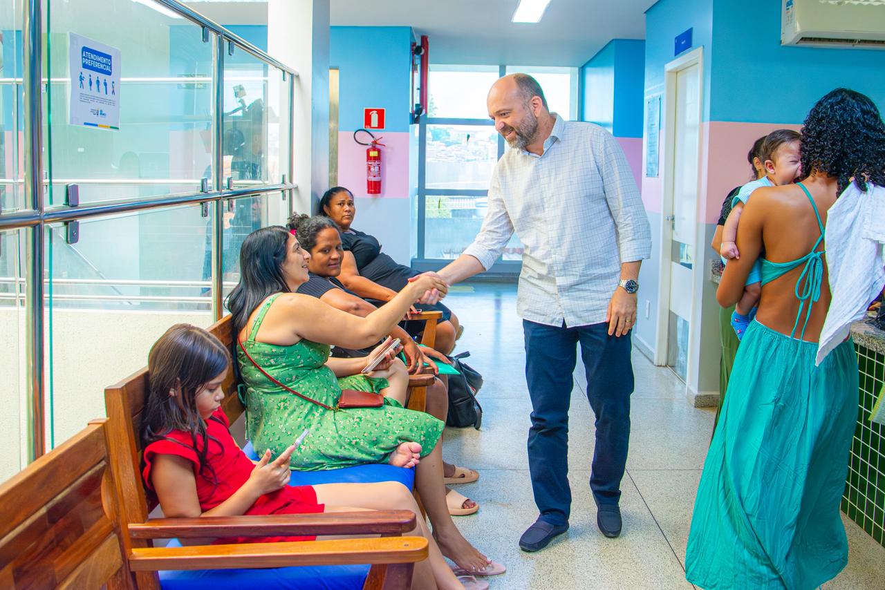 Foto do secretário Rennan Biths e de gestantes esperando pelo atendimento