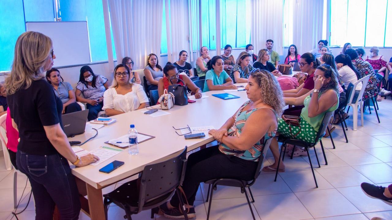 Rio Branco capacita profissionais de saúde para vacina contra a dengue antes da chegada das doses