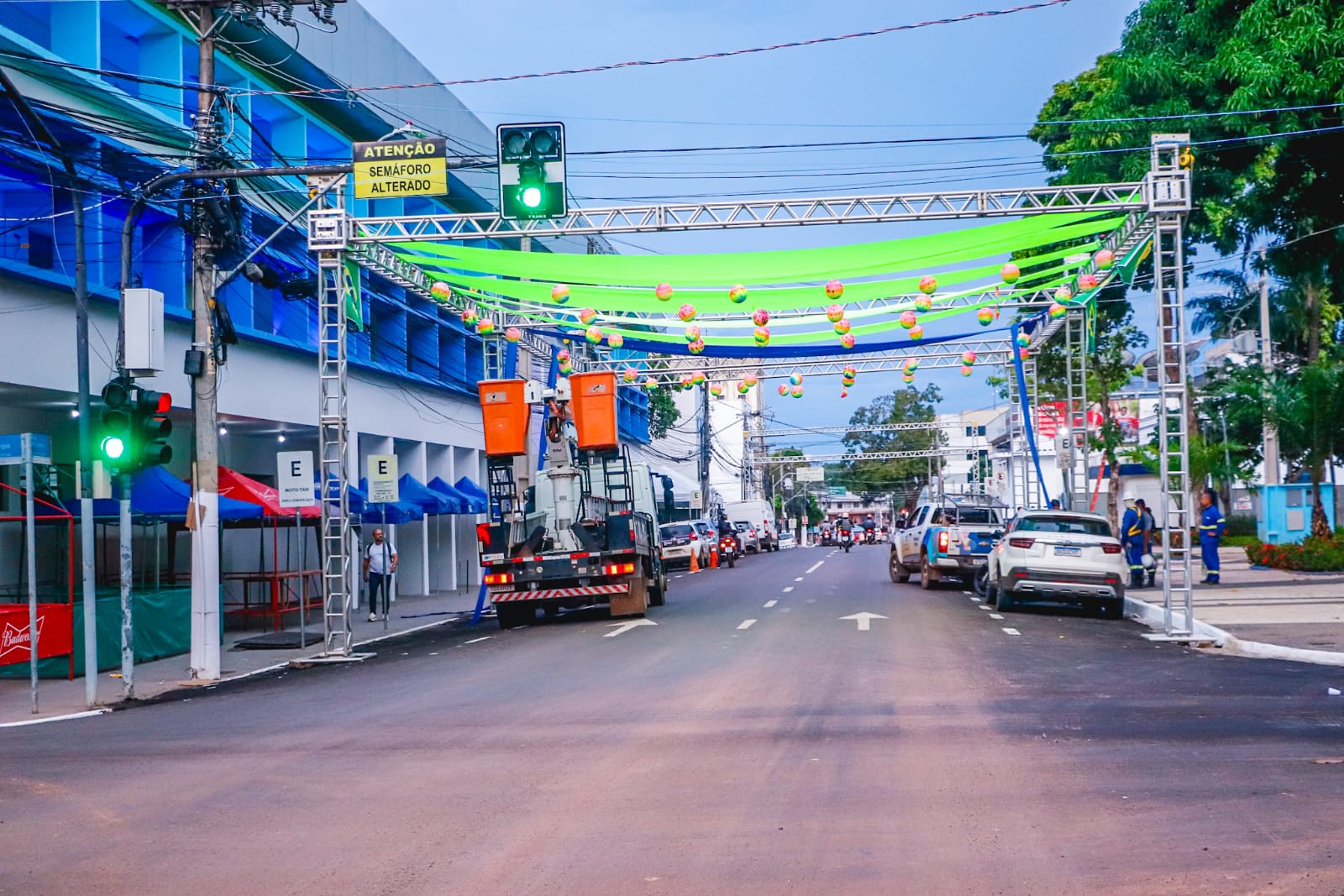 Foto da decoração do Carnaval em frente a prefeitura