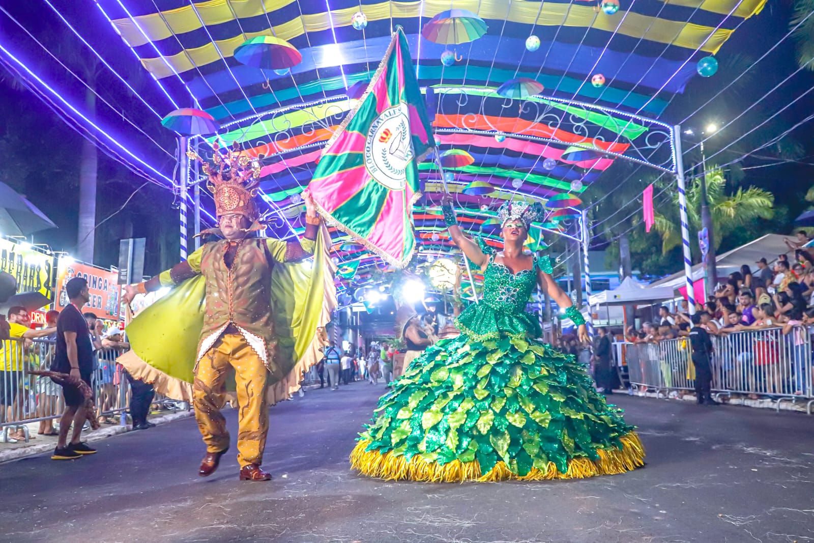 Foto do m estre sala e a porta bandeiras do Bloco Unidos do Fuxico