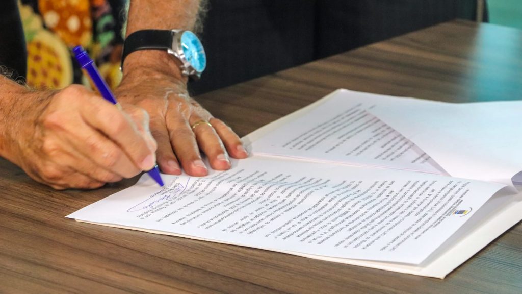 Prefeito de Rio Branco Tião Bocalom assina decretos que modernizam a gestão de resíduos e desburocratizam o licenciamento ambiental em Rio Branco 2 Diretrizes Residuos solidos 3 e1770994810411