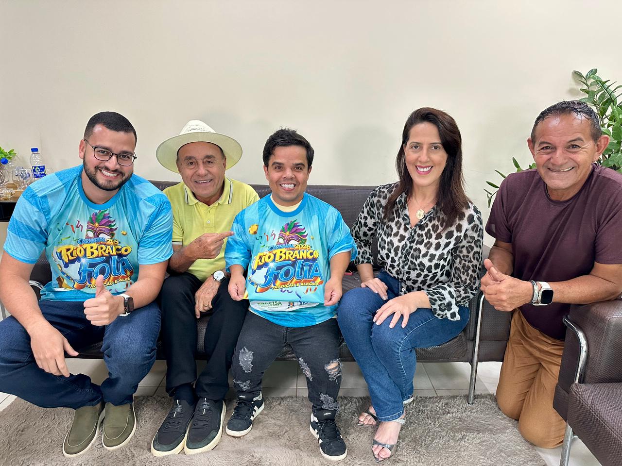 Foto do DJ Pedrinho com autoridades