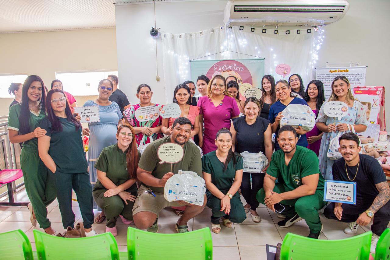 Foto da entrega de bolsas de bebês
