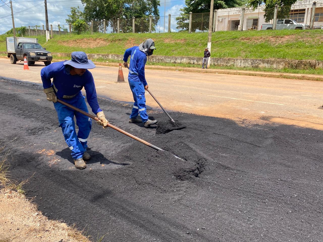 Foto dos remends sendo realziados na Avenida Sobral