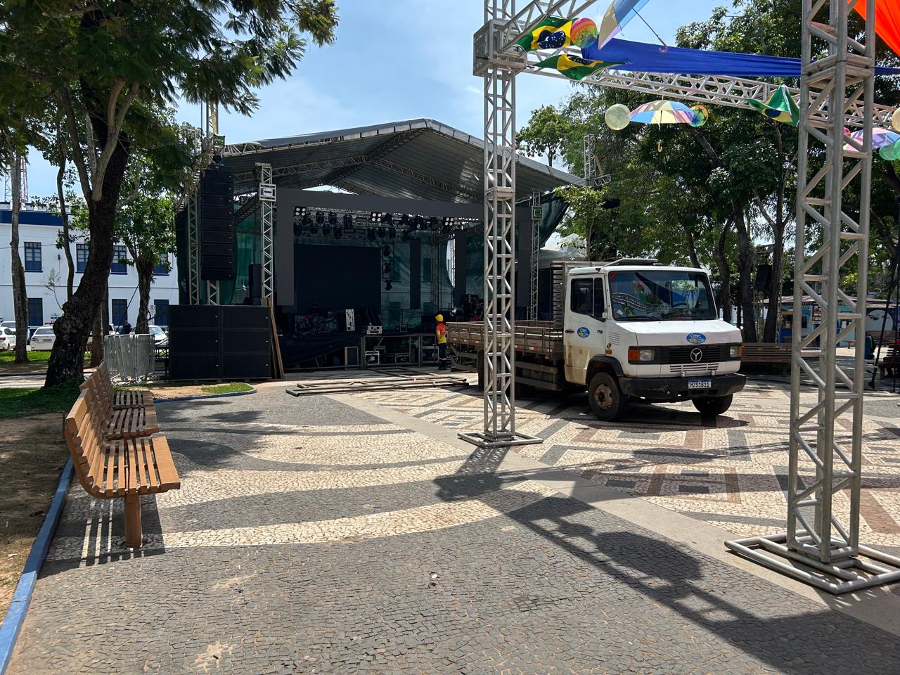 Preparativos da Praca da Revolucao 12