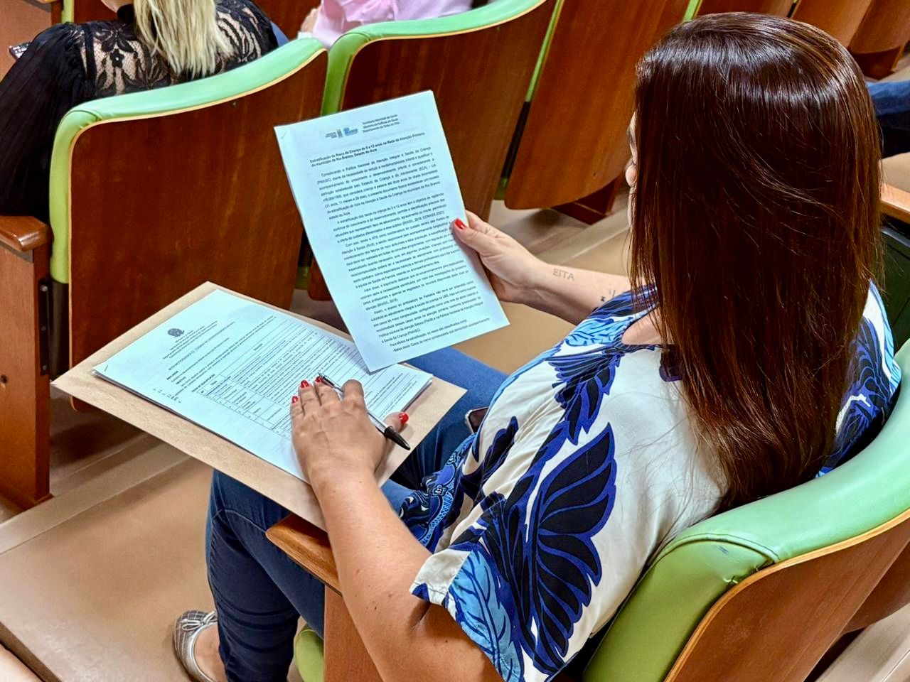 Foto de médicos recebendo a qualificação