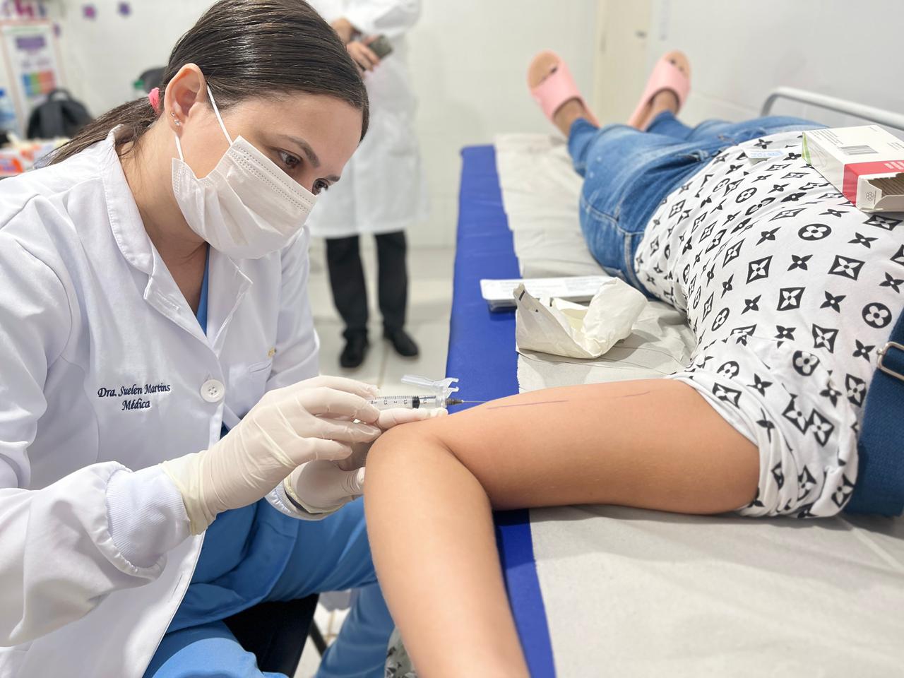 Foto da médica Suelen Martins realizando a inserção do Implanon