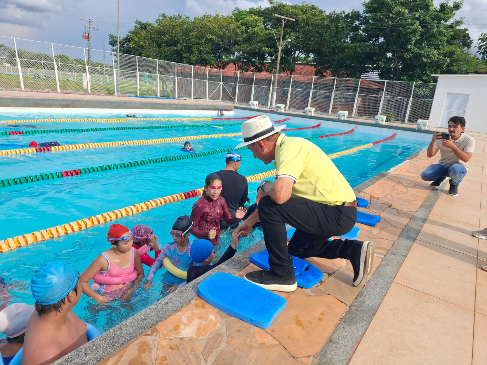 Foto do prefeito com crianças do projeto
