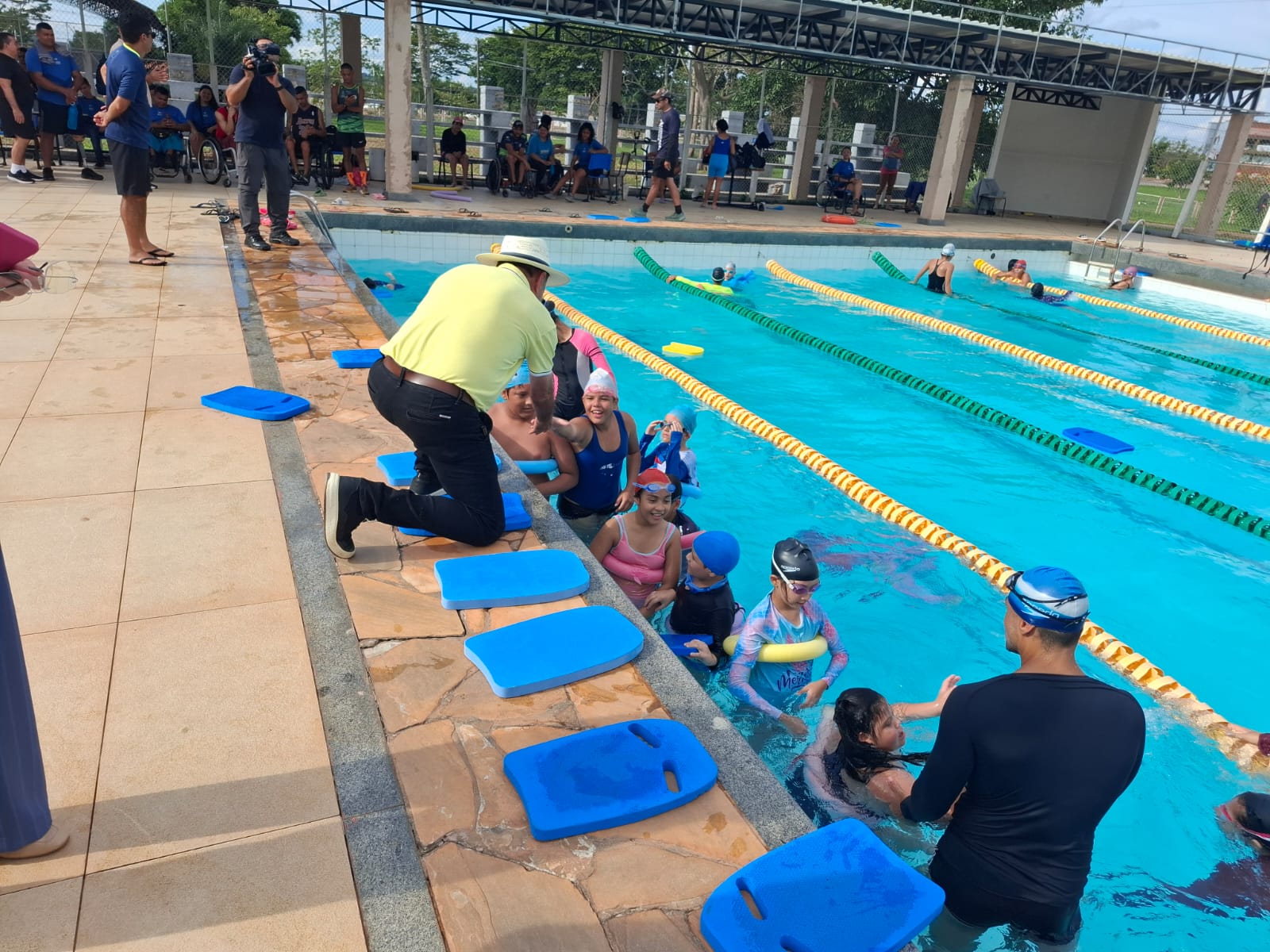 Foto do prefeito com crianças no centro paralímpico da Ufac